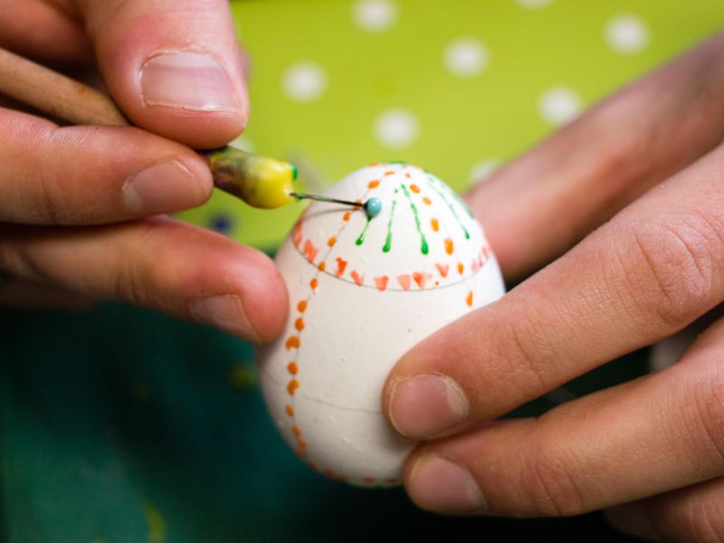 Mit farbigem Wachs entstehen kleine Kunstwerke in der Ostereierwerkstatt.